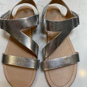 ⭐️H&M girl’s strappy silver sandals US 2